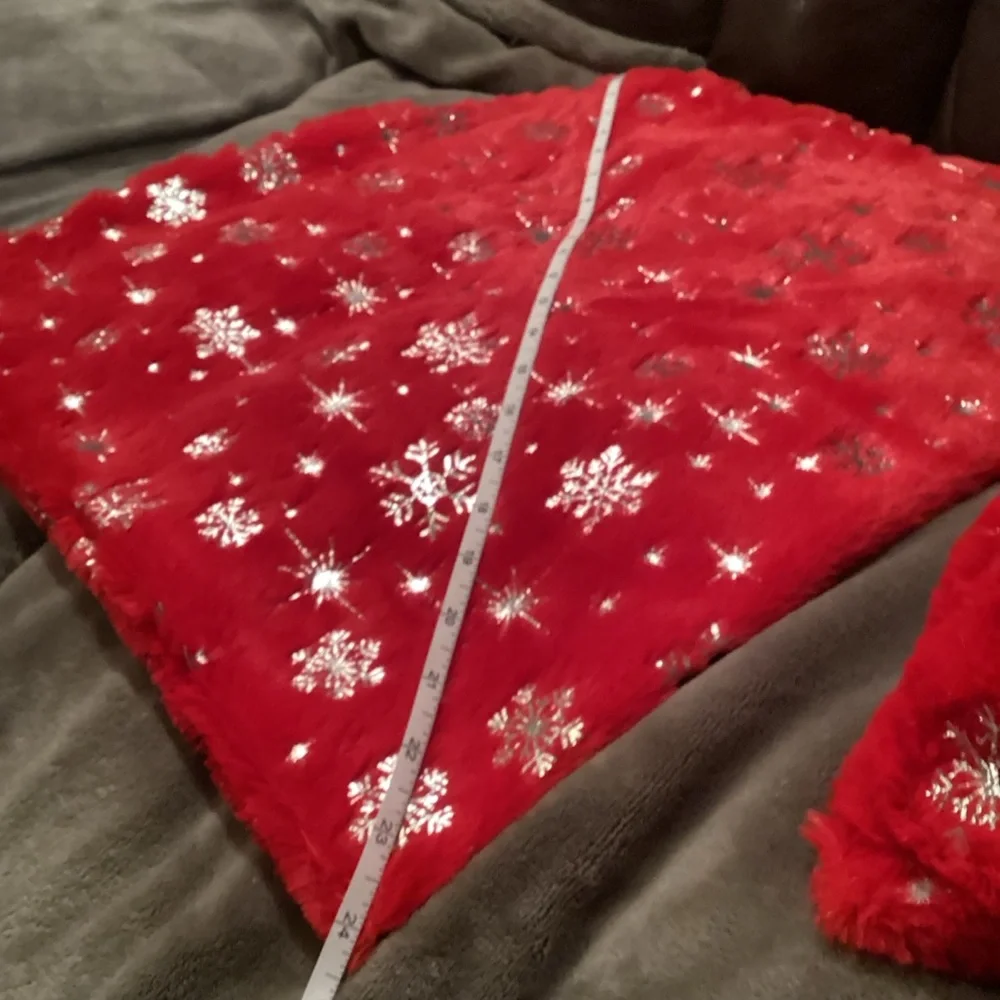 NWOT Pair of Red & Gold Square Holiday Pillow Covers. Size:18x18.